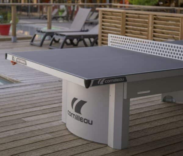 Photo d'une table pro de ping-pong Cornilleau sur un sol de lattes en bois