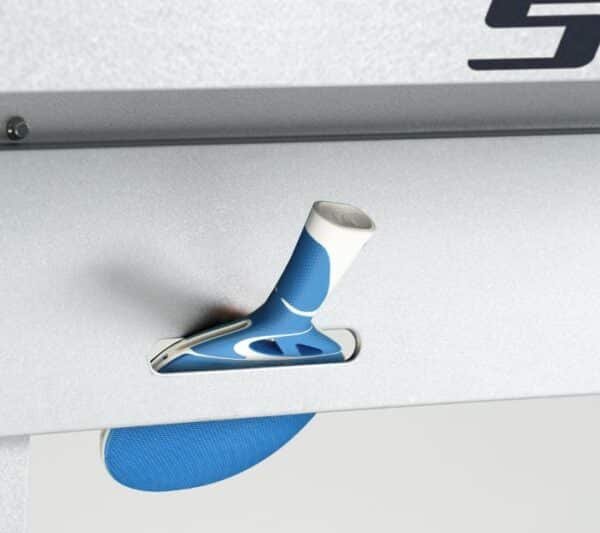 Illustration d'une raquette bleue rangée dans une fente d'une table pro de ping-pong grise