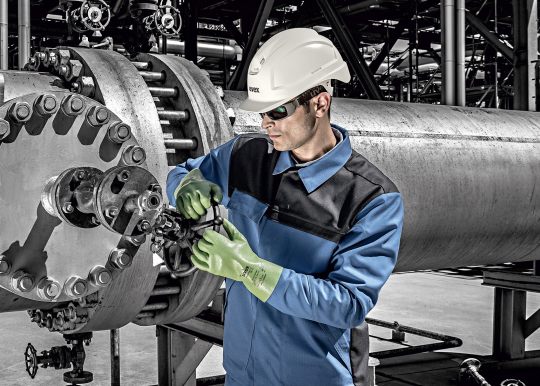 Photo d'un homme travaillant avec des gants de protection contre produits chimiques rubiflex s nb manchette 27cm