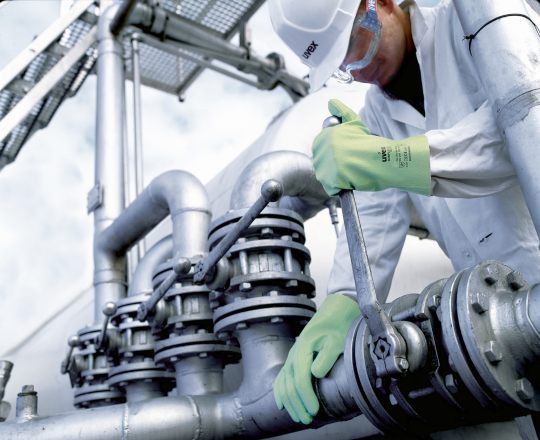 Photo d'un homme travaillant avec des gants de protection contre produits chimiques rubiflex s nb manchette 27cm