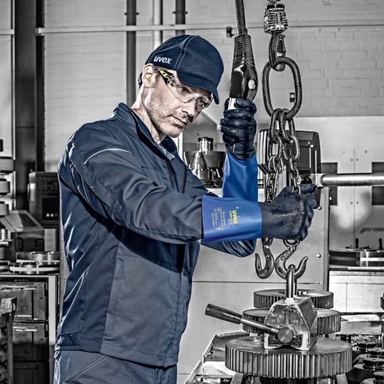Photo d'un homme travaillant avec des gants de protection chimique rubiflex s xg
