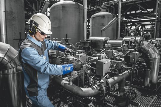 Photo d'un homme travaillant avec des gants de protection chimique rubiflex s xg