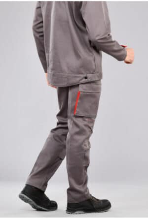 Photo d'un homme portant un pantalon de travail antistatique et retardateur de flamme gris vue de côté