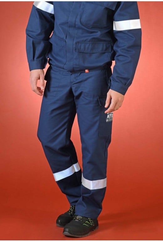 Photo d'un homme portant un pantalon de travail multirisques métiers pétroliers