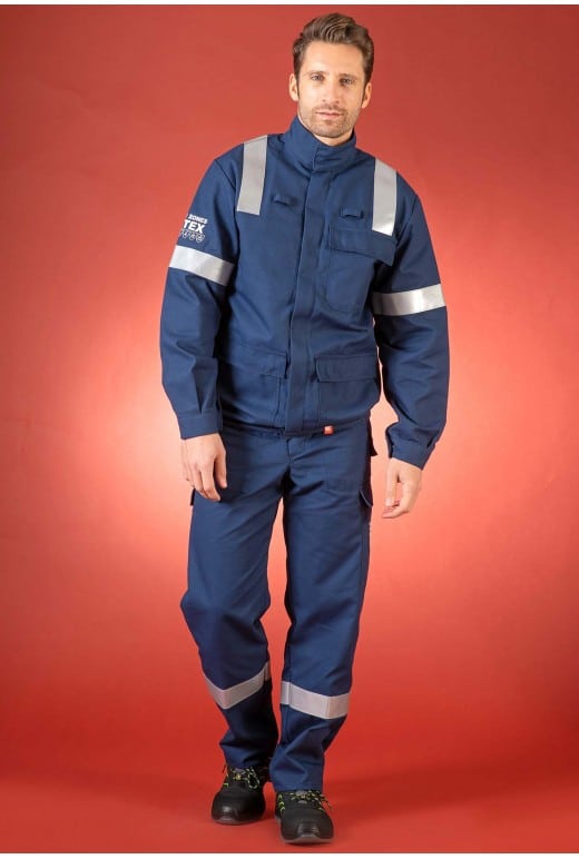 Photo d'un homme portant une tenue de travail multirisques métiers pétroliers