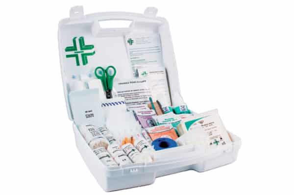 Photo d'une valise de secours pour 10/12 personnes ouverte