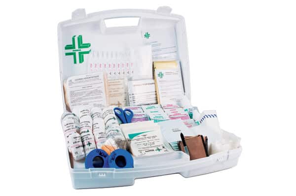 Photo d'une valise de secours pour 20 personnes ouverte