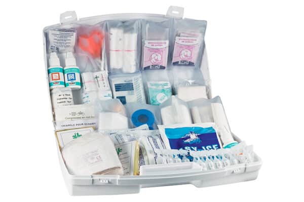 Photo d'une valise de secours pour 50 personnes ouverte