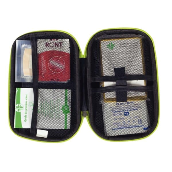 Photo d'une trousse de secours verte véhicule 2/4 personnes ouverte