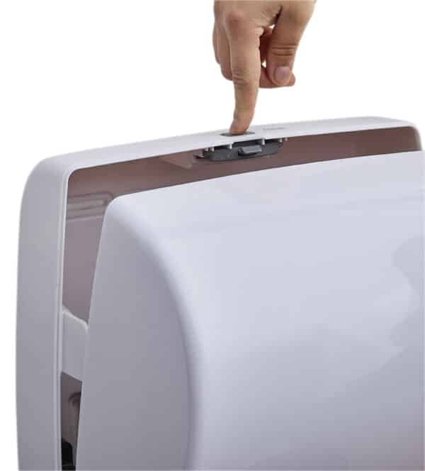 Photo de l'ouverture d'un distributeur essuie-mains autocut