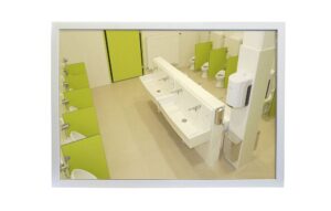 Photo d'un miroir avec cadre pour sanitaire
