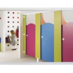 Photo d'un miroir avec cadre pour sanitaire - 490 x 390 mm