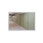 Photo d'un miroir avec cadre pour sanitaire - 710 x 490 mm
