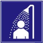 Photo d'une signalétique sanitaires autocollante toilettes indiquant des douches