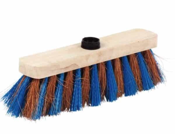 Photo d'un balai coco zébré 290mm semelle en bois avec douille en plastique noir