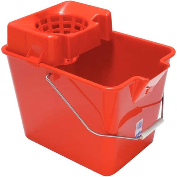 Photo d'un seau rectangulaire de 15 Litres rouge avec essoreur pour ensemble balai + seau 15l