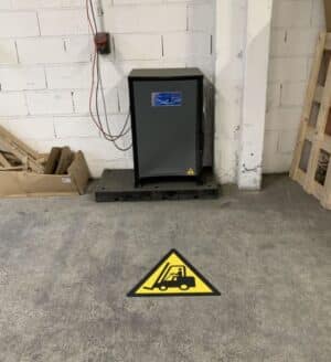 Photo d'un pictogramme adhésif anti-dérapant marquage au sol attention chariot élévateur