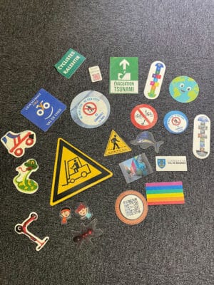 Photo de plusieurs types de pictogrammes préfabriqués résine adhésif