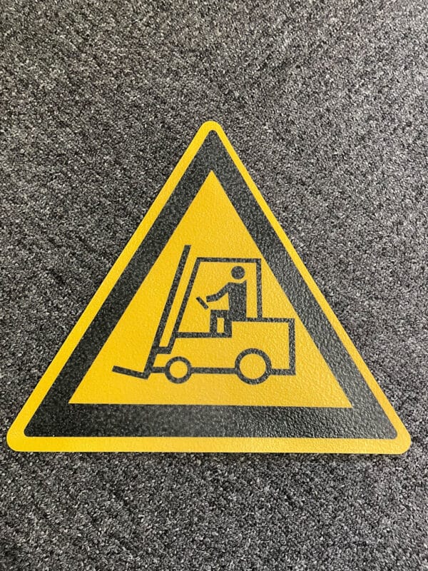 Photo d'un pictogramme préfabriqué résine adhésif triangulaire jaune