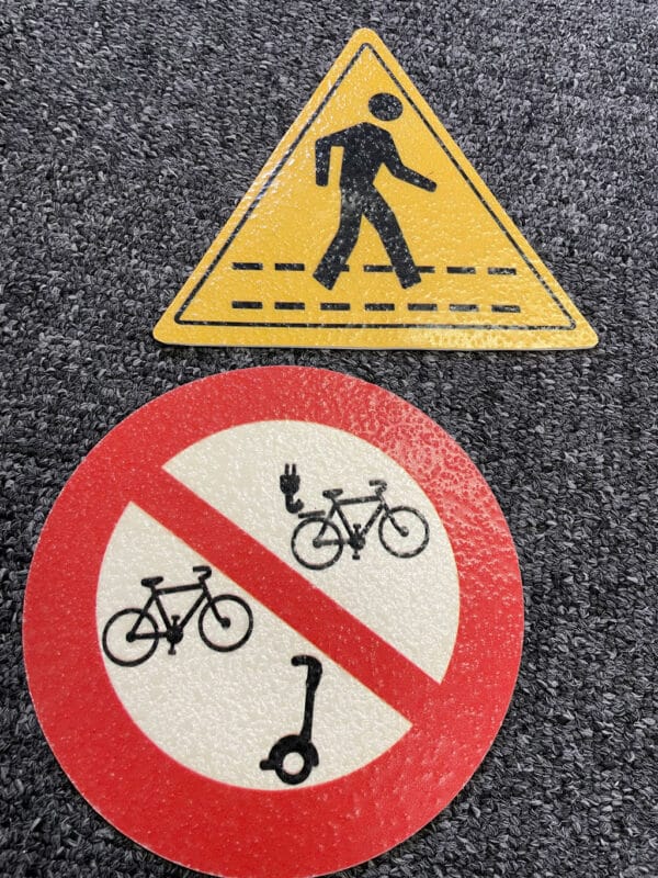 Photo de pictogrammes de préfabriqué résine adhésif rond et triangulaire