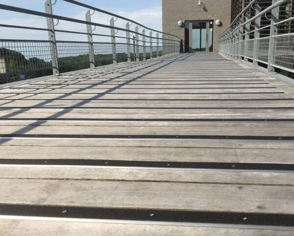 Photo de nez de marche en inox à visser sur une passerelle
