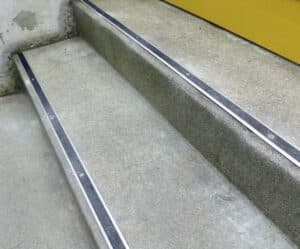 Photo de nez de marche en alu à visser sur des marches d'escalier en pierre