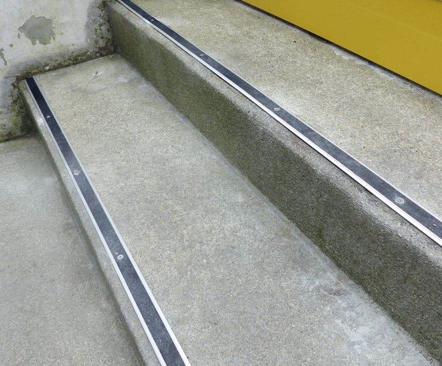 Photo de nez de marche en alu à visser sur des marches d'escalier en pierre