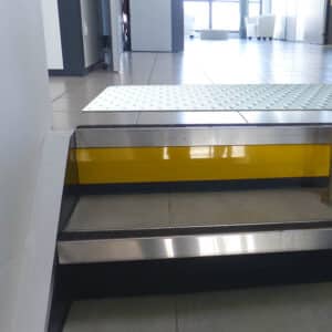Photo d'une contremarche en aluminium jaune dans un escalier