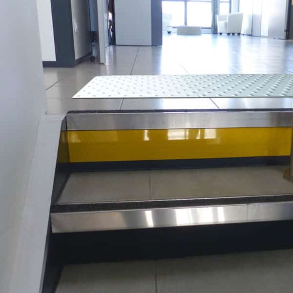 Photo d'une contremarche en aluminium jaune dans un escalier
