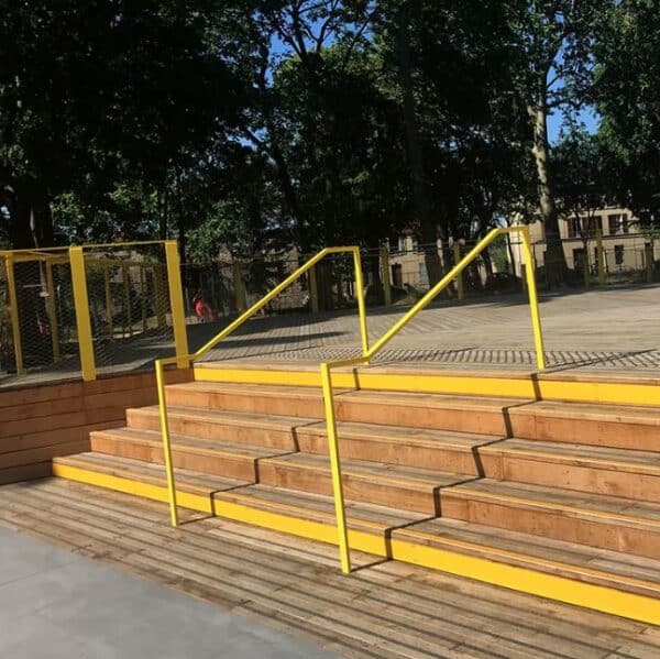 Photo de contremarches en aluminium jaune dans un escalier urbain