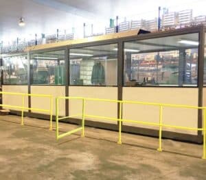 Photo de barrières modulaires jaunes dans un espace de production
