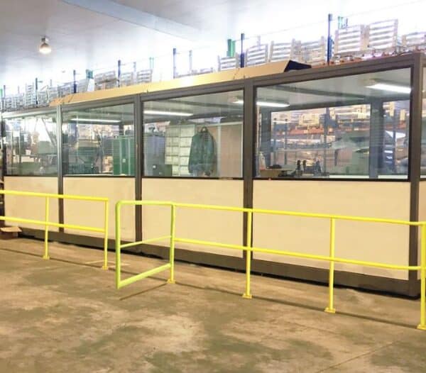 Photo de barrières modulaires jaunes dans un espace de production