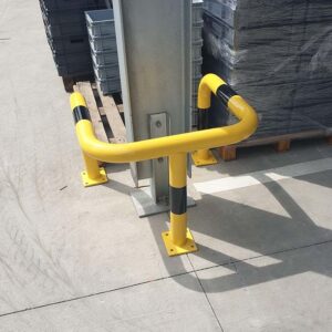 Photo d'un étrier de protection jaune/noir autour d'un poteau
