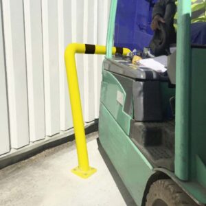 Photo d'un chariot élévateur reculant sur un arceau flexible à mémoire de forme jaune à bandes noires