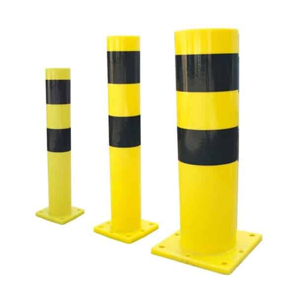 Illustration de 3 poteaux de protection jaunes et noirs en polyuréthane de tailles différentes