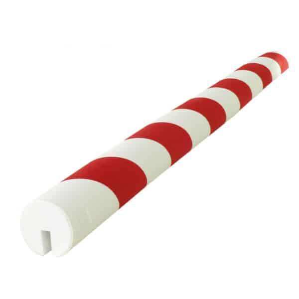 Illustration d'une protection d'arrête en mousse à bandes rouges et blanches