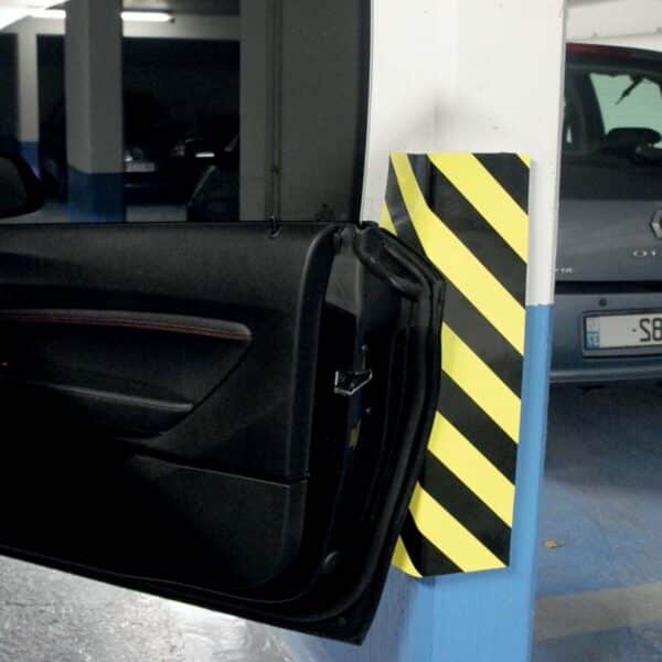Photo d'une portière de voiture touchant une protection murale à bandes jaunes et noires