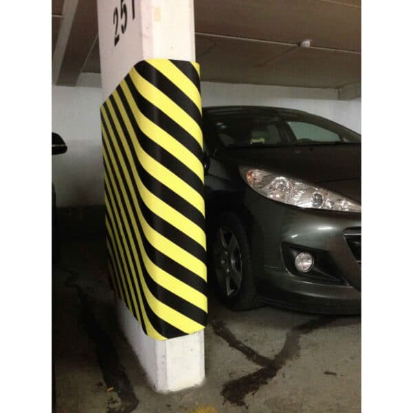 Photo d'illustration d'une protection murale grande largeur à bandes jaune et noir pour mur de parking couvert