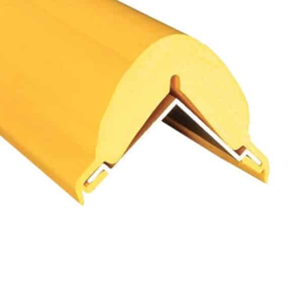 Gros plan d'une extrémité profilé d'angle en caoutchouc arrondi jaune et noir avec rail aluminium