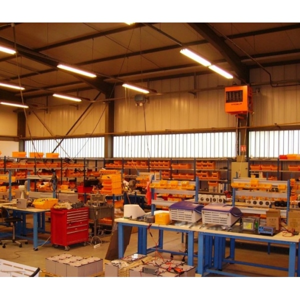 Photo de plusieurs établis mécaniques 1000 kg dans un espace de production