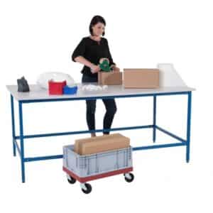 Photo d'une femme emballant un carton sur un plan de travail longueur 2000 mm