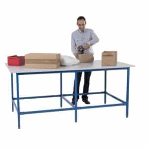 Photo d'un homme travaillant sur un plan de travail longueur 2500 mm