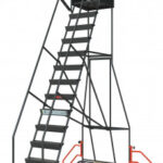 Illustration d'un escabeau roulant 14 marches à immobilisation automatique 150kg