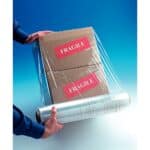 Illustration de l'utilisation d'un film étirable transparent autour de cartons avec une étiquette "FRAGILE"