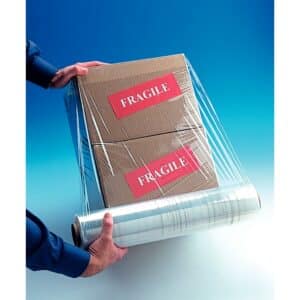 Illustration de l'utilisation d'un film étirable transparent autour de cartons avec une étiquette "FRAGILE"
