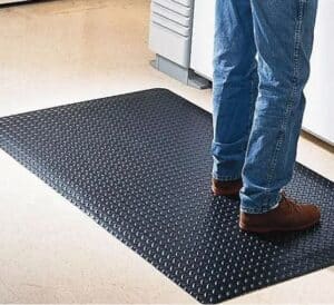 Photo d'un homme debout sur un tapis antifatigue et antistatique esd