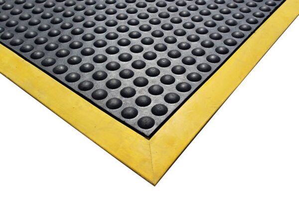 Illustration d'un tapis ergonomique antifatigue à bords jaunes