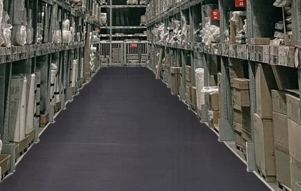 Photo de tapis strié en rouleau appliqué sur un sol d'espace de production