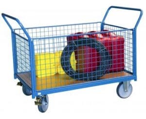 Photo d'un chariot professionnel modulable avec habillage grillagé 2 dossiers + 2 ridelles rempli d'objets