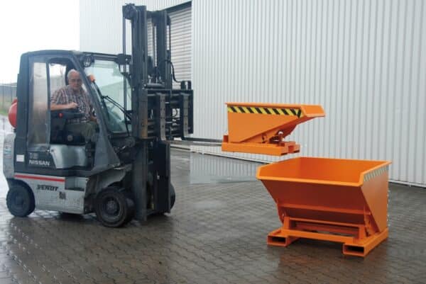 Photo d'une benne basculante type expo orange soulevée par un chariot élévateur